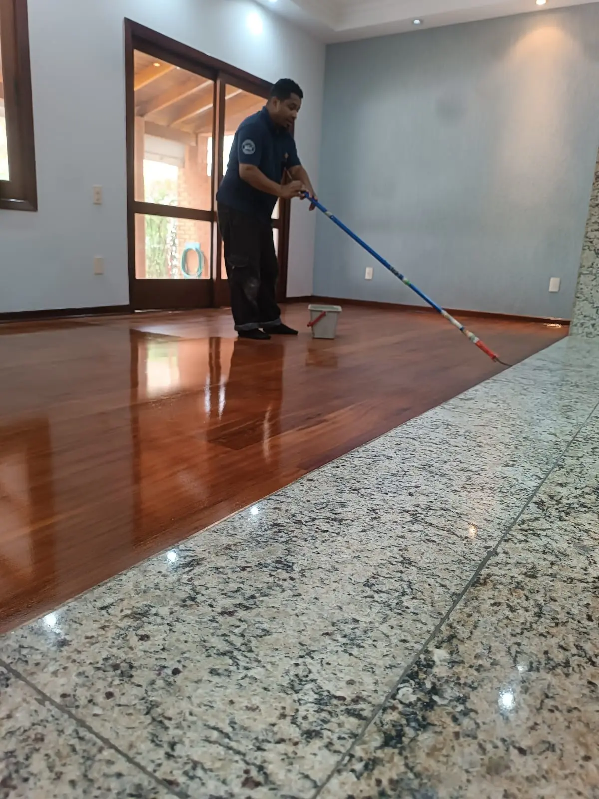 Aplicação profissional — Uniformidade, brilho e cuidado em cada etapa.